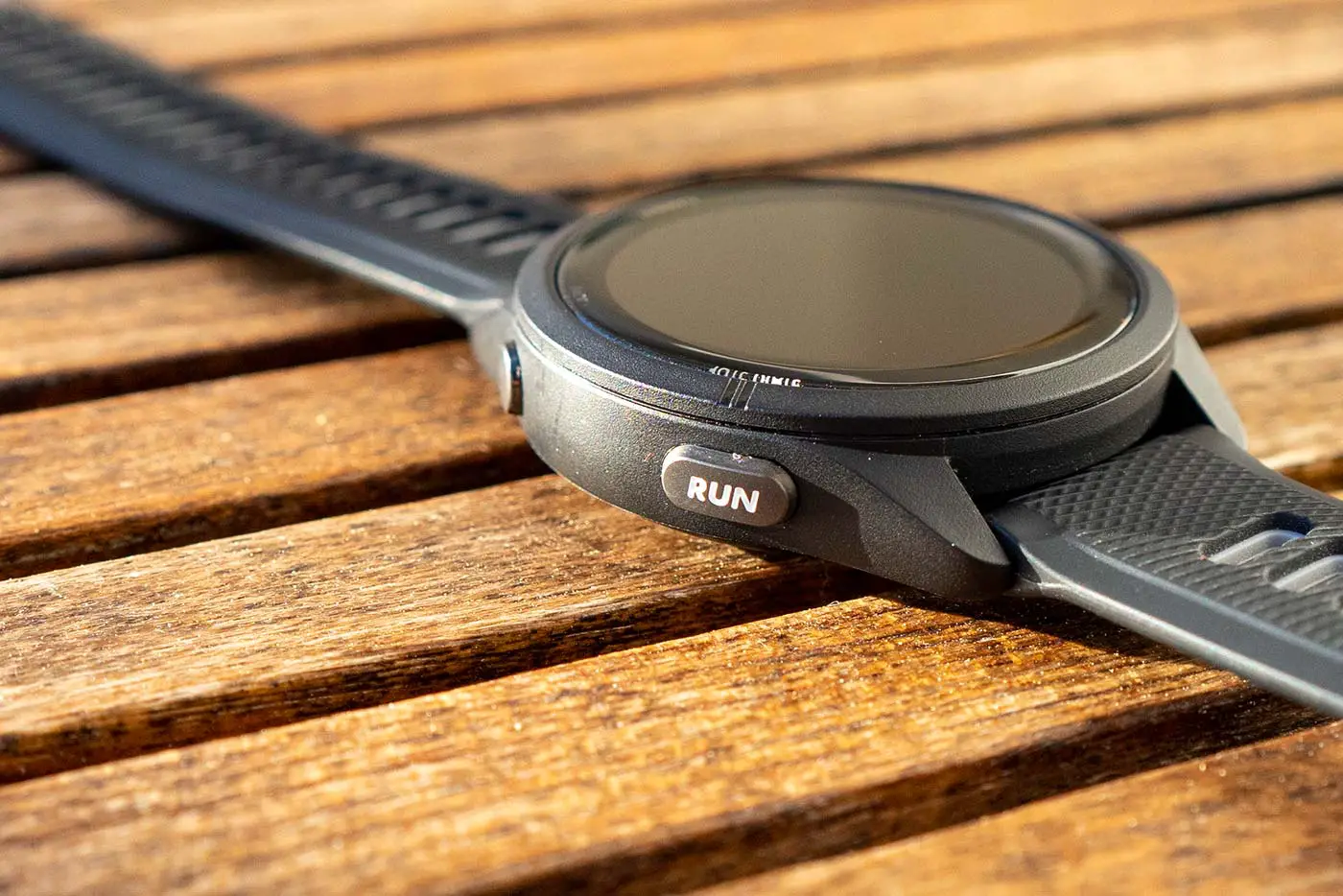 Garmin Forerunner® 255S Music, reloj inteligente con GPS más pequeño con  música, información avanzada, batería de larga duración, color negro