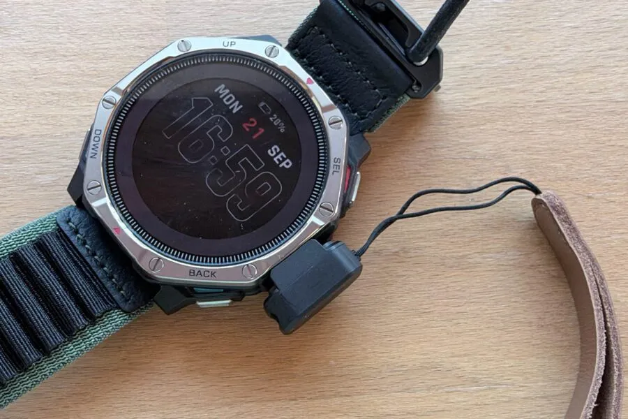 Amazfit T-Rex Dual Solar, análisis y opinión. El primer AMOLED con carga solar 10 Amazfit T-Rex Dual Solar conector de carga